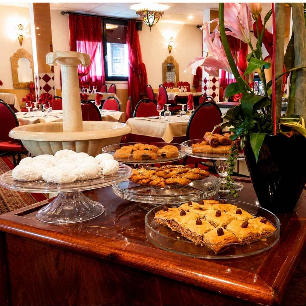 Salle du restaurant et présentoir de pâtisseries